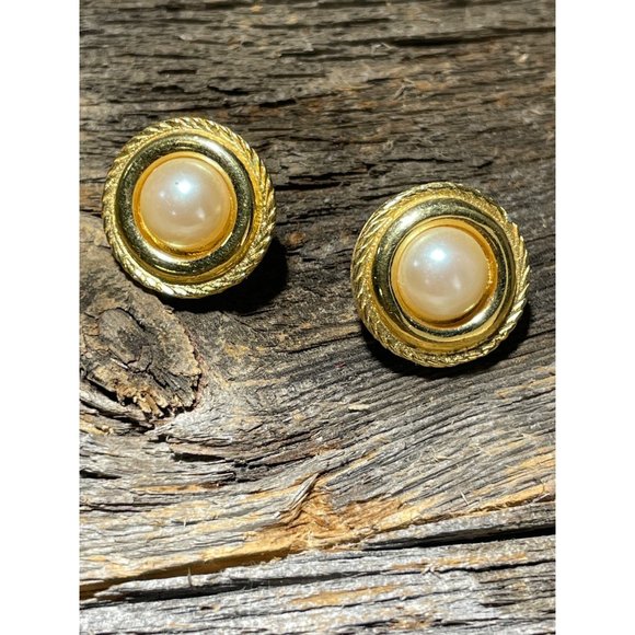 Richelieu 3/4” Faux Cabachon Pearl and Gold Vintage Pierced Earrings - Picture 1 of 3